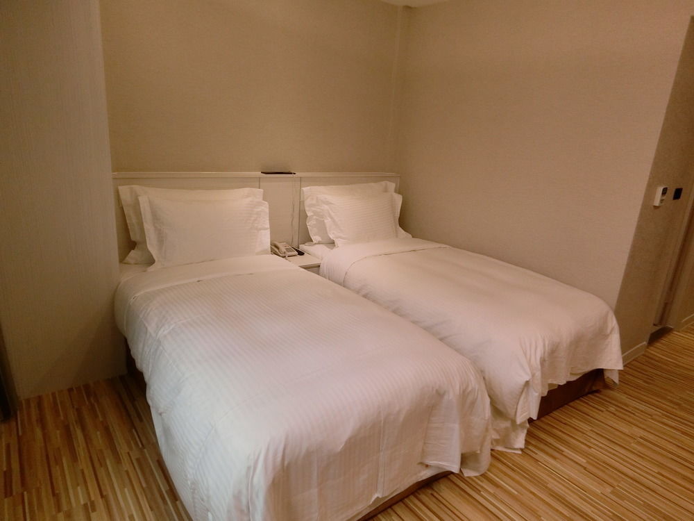 Wemeet Hotel Pingtung Exterior foto
